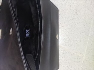 Bolso negro con detalle de flor