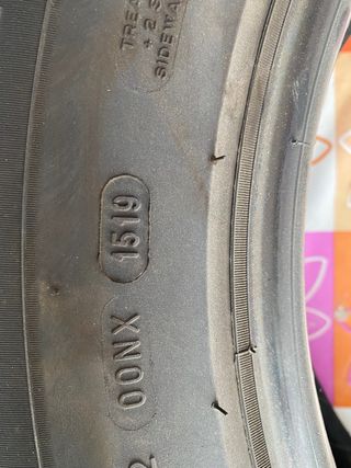 Un neumático 215/65/17 99V