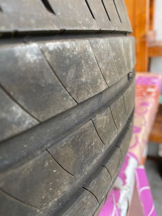 Un neumático 215/65/17 99V