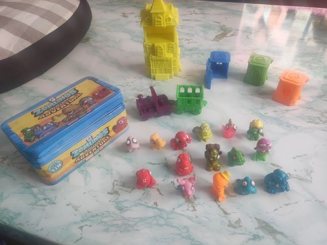 Zomlings. Hotel. Caja, casa, vehículos, muñecos