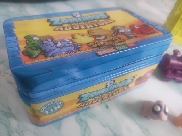 Zomlings. Hotel. Caja, casa, vehículos, muñecos