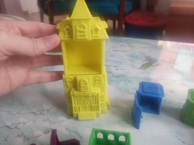 Zomlings. Hotel. Caja, casa, vehículos, muñecos