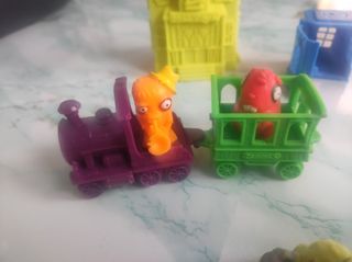 Zomlings. Hotel. Caja, casa, vehículos, muñecos