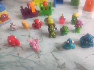 Zomlings. Hotel. Caja, casa, vehículos, muñecos