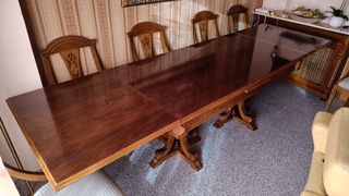 Mesa y juego de sillas