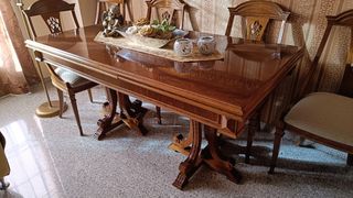 Mesa y juego de sillas