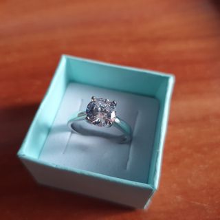 Anillo de circonita nuevo