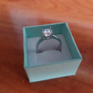Anillo de circonita nuevo