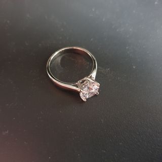 Anillo de circonita nuevo