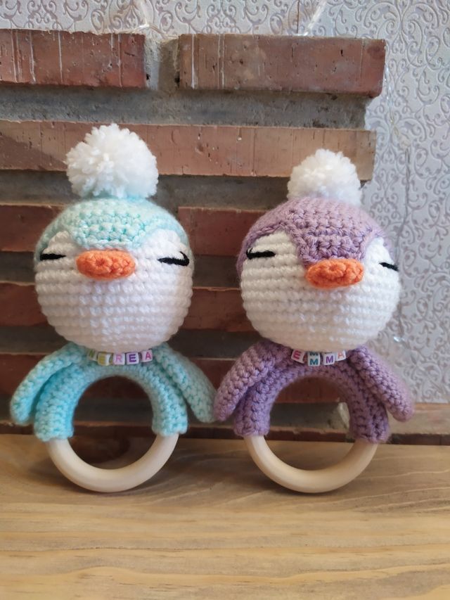 Sonajero mordedor pingüino amigurumi