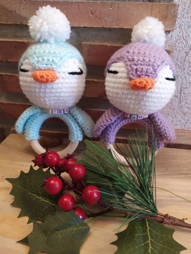 Sonajero mordedor pingüino amigurumi