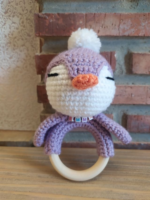Sonajero mordedor pingüino amigurumi