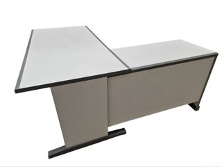 MESA DE OFICINA CON ALA Y CAJONERA