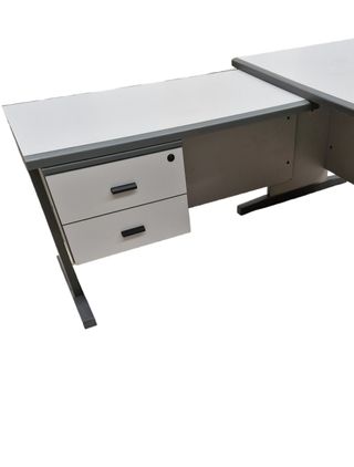 MESA DE OFICINA CON ALA Y CAJONERA