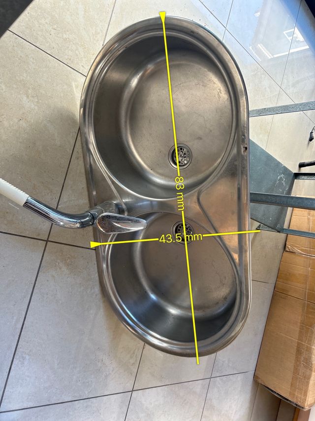 Fregadero inoxidable con grifo