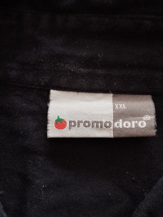 camisa negra con logo bordado