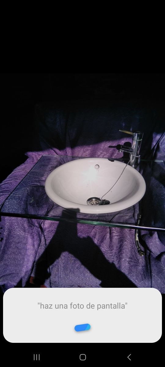 Lavabo de cerámica y cristal