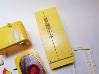 Barbie lotto mobili gialli