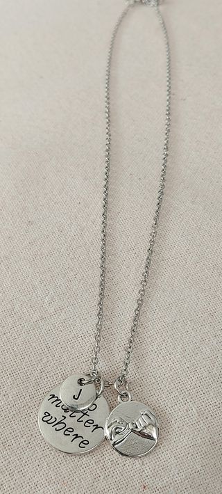 Collar con sello de mano