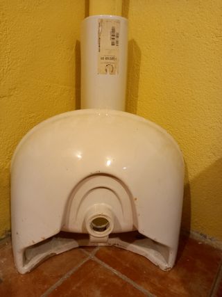 Lavabo fregadero con pedestal.