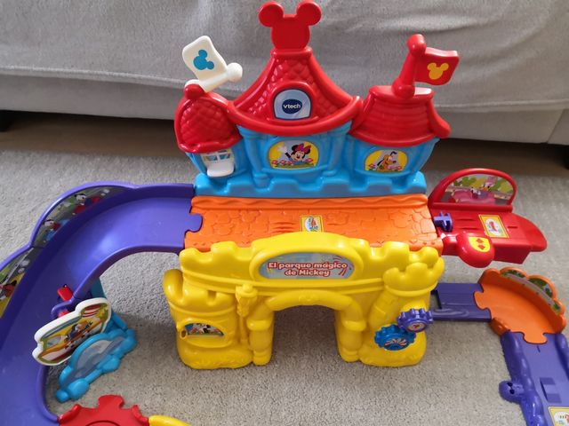 Tren mágico  + estación mickey  con 3 coches.