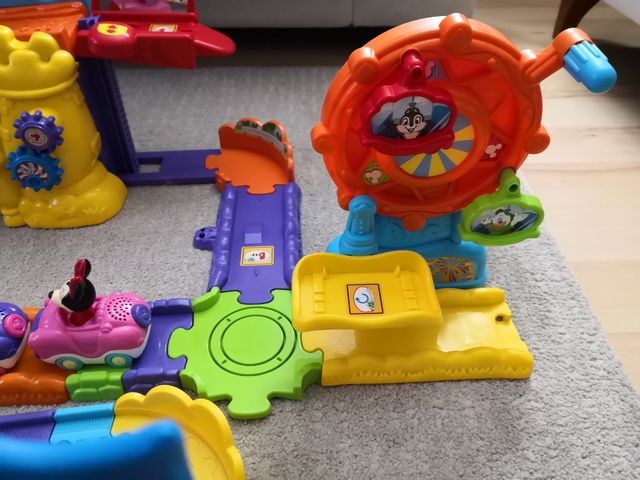 Tren mágico  + estación mickey  con 3 coches.