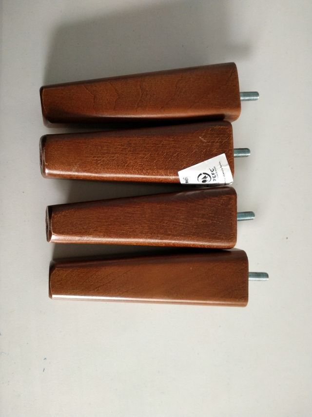 Patas de madera para sillón.
