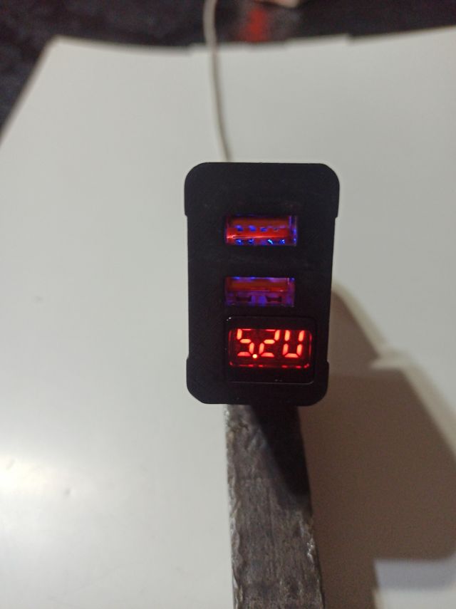 CARGADOR DE MÓVIL CON PANTALLA, VOLTIOS Y AMPERIOS