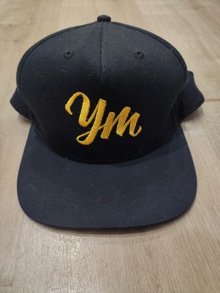 Gorra YM plana Negra con letras amarillas