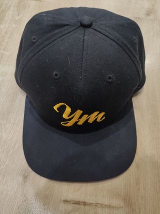 Gorra YM plana Negra con letras amarillas