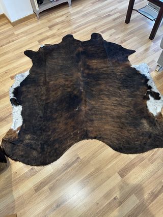 Alfombra de piel de vaca marrón y blanca