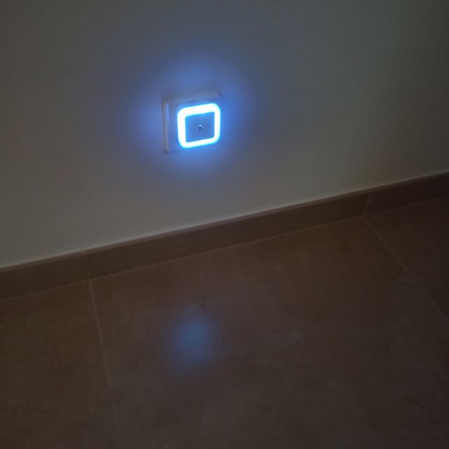 Luz azul nocturna enchufe niños
