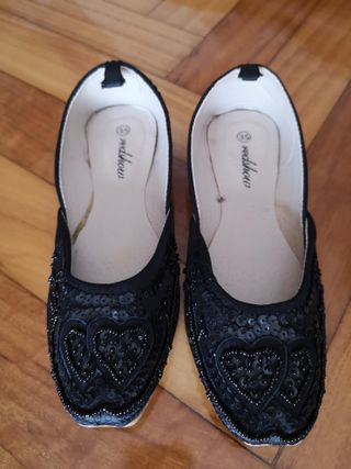 Bailarinas negras con abalorios. Talla 35.