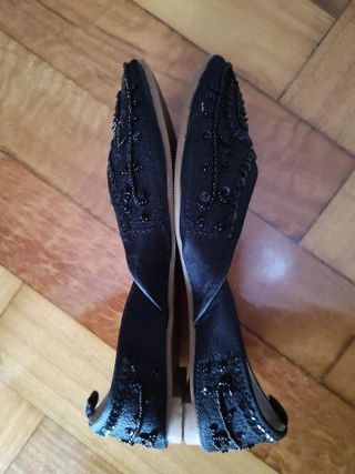 Bailarinas negras con abalorios. Talla 35.
