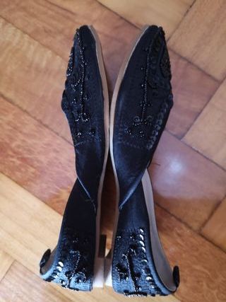 Bailarinas negras con abalorios. Talla 35.