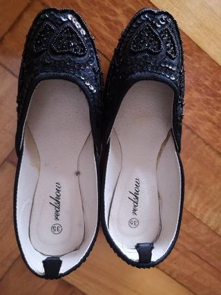 Bailarinas negras con abalorios. Talla 35.