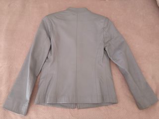 Cazadora de CUERO / PIEL azul claro. Talla 38.