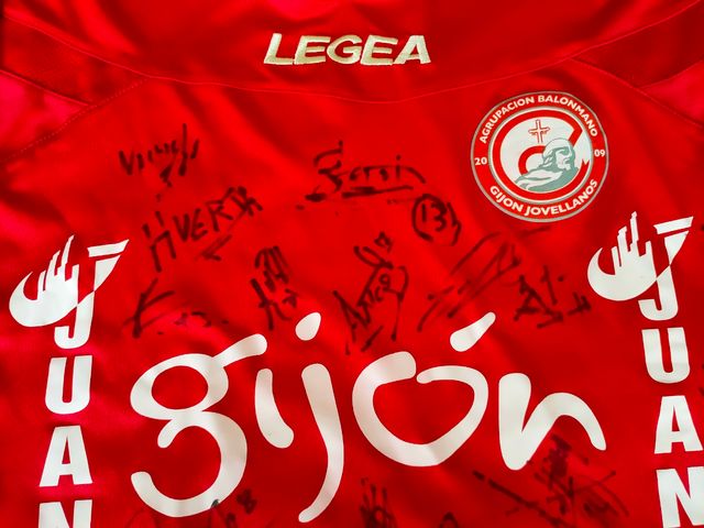 Camiseta  Juanfersa Gijón Jovellanos firmada.