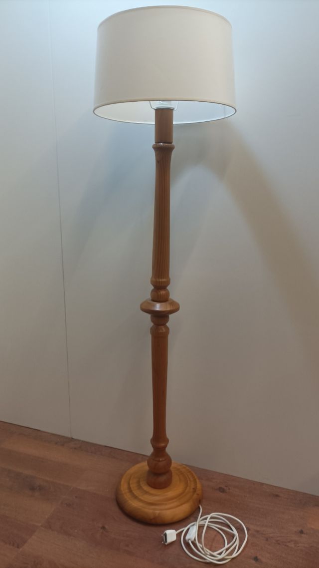 LÁMPARA DE PIE MADERA PINO