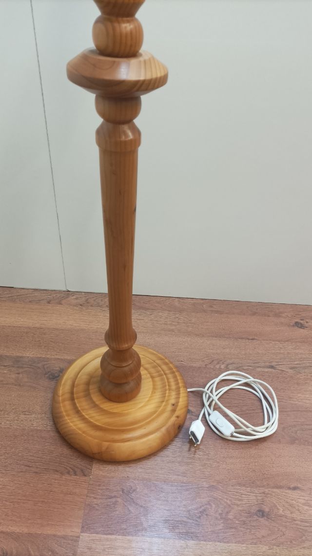 LÁMPARA DE PIE MADERA PINO