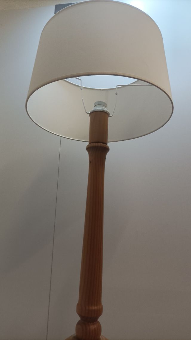LÁMPARA DE PIE MADERA PINO