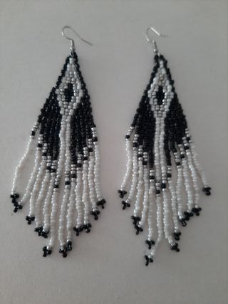 Pendientes de cuentas tonos plata, blanco y negro