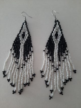 Pendientes de cuentas tonos plata, blanco y negro