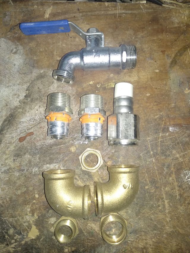 Válvula y codos fontanería de segunda mano por 30 EUR en Burgos en WALLAPOP