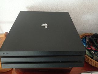 PS4 PRO 1TB completa.