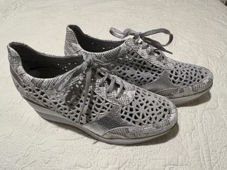 Zapatos piel. Un sólo uso. Muy cómodos.