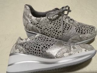 Zapatos piel. Un sólo uso. Muy cómodos.