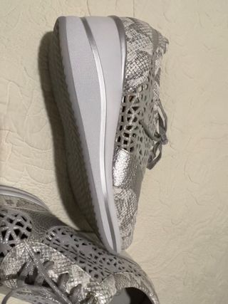 Zapatos piel. Un sólo uso. Muy cómodos.