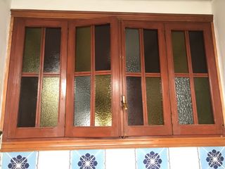 Ventana madera cristales colores