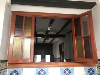 Ventana madera cristales colores